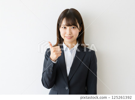 微笑的女人豎起大拇指 微笑的女人豎起大拇指 125261392