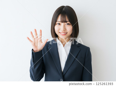 張開雙手微笑的女人 張開雙手微笑的女人 125261393