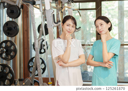 一名女子在健身房思考 125261870