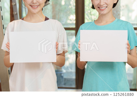 健身房裡拿著白板的女人 健身房裡拿著白板的女人 125261880