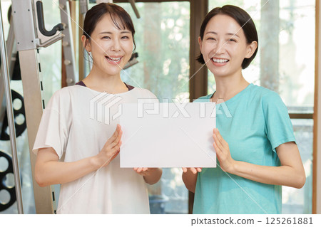健身房裡拿著白板的女人 健身房裡拿著白板的女人 125261881