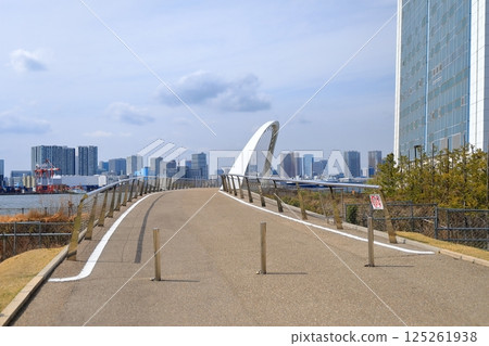 潮風公園的潮風橋(東京品川區) 潮風公園的潮風橋(東京品川區) 125261938