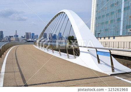 潮風公園的潮風橋(東京品川區) 潮風公園的潮風橋(東京品川區) 125261968