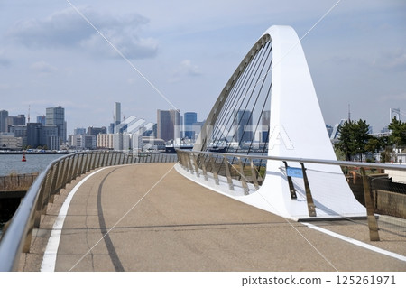 潮風公園的潮風橋（東京品川區） 125261971