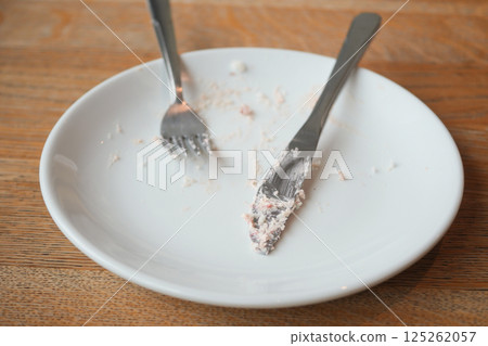 Dessert plate with remnants of cake after a delightful meal 125262057