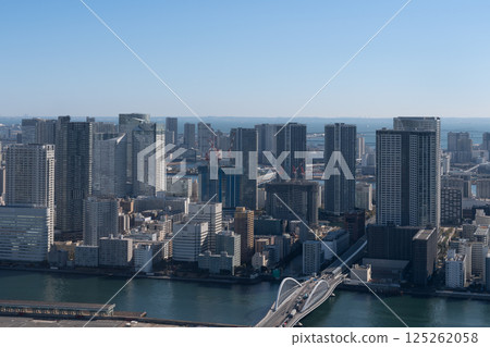 風景在從摩天大樓看的城市的中心 125262058