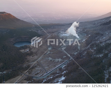 黎明時分從霧島蝦野高原上空俯瞰的硫磺山 125262421