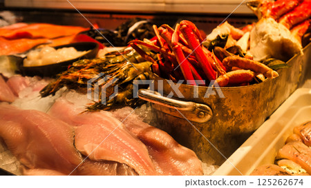 商店裡陳列的新鮮魚 商店裡陳列的新鮮魚 125262674