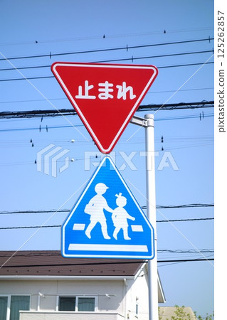 road sign  125262857