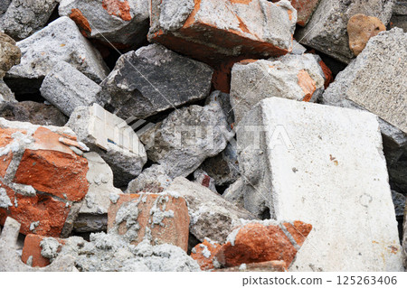 堆積如山的瓦礫 堆積如山的瓦礫 125263406