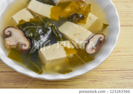 Seaweed and tofu soup 125263560