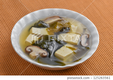 Seaweed and tofu soup 125263561