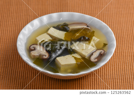 Seaweed and tofu soup 125263562