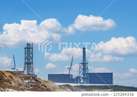 Hamaoka Nuclear Power Plant as seen from the Hamaoka Sand Dunes (Omaezaki, Shizuoka Prefecture) 125264316