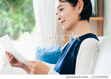 讀信的婦女 125264402