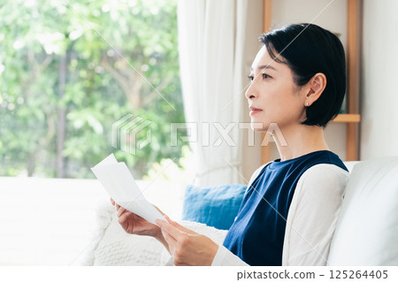 讀信的婦女 125264405