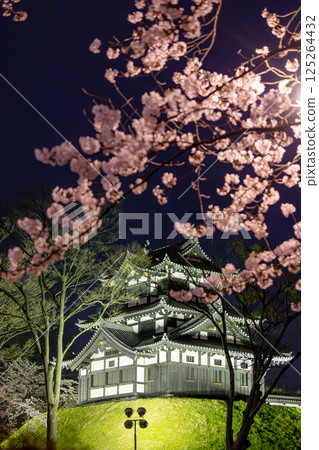 Castle tower surrounded by cherry blossoms Castle tower surrounded by cherry blossoms 125264432
