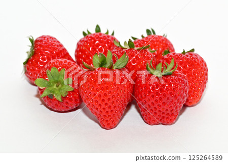 Sweet and delicious strawberries (Amaran from Saitama Prefecture) Sweet and delicious strawberries (Amaran from Saitama Prefecture) 125264589