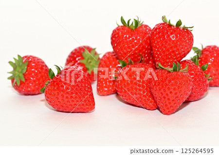香甜可口的草莓（埼玉縣產的阿瑪蘭） 125264595