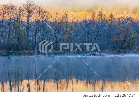 One of Japan's leading mountain resorts: Kamikochi in late autumn, Taisho Pond in the early morning 125264734