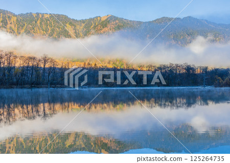 One of Japan's leading mountain resorts: Kamikochi in late autumn, Taisho Pond in the early morning 125264735