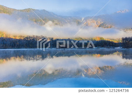 One of Japan's leading mountain resorts: Kamikochi in late autumn, Taisho Pond in the early morning 125264736