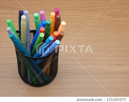 Water-based color pen and pen stand 125265075