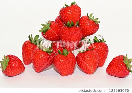Sweet and delicious strawberries (Amaran from Saitama Prefecture) Sweet and delicious strawberries (Amaran from Saitama Prefecture) 125265076