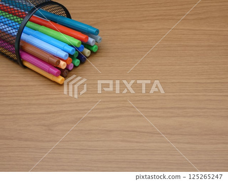 Water-based color pen and pen stand 125265247