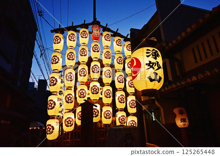 京都祇園祭，京都的夏季祭，日本三大祭之一，祗園祭的夜景，宵山的景色，夜空中閃耀的燈籠 125265448