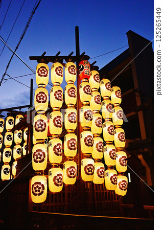 京都祇園祭,京都的夏季祭,日本三大祭之一,祗園祭的夜景,宵山的景色,夜空中閃耀的燈籠 京都祇園祭,京都的夏季祭,日本三大祭之一,祗園祭的夜景,宵山的景色,夜空中閃耀的燈籠 125265449
