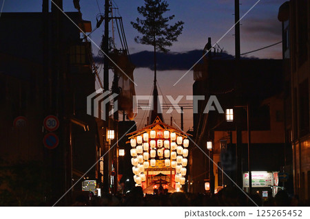 Kyoto Gion Festival, Kyoto's summer festival, one of Japan's three major festivals, night view of the Gion Festival, Yoiyama scenery, lanterns shining in the night sky 125265452