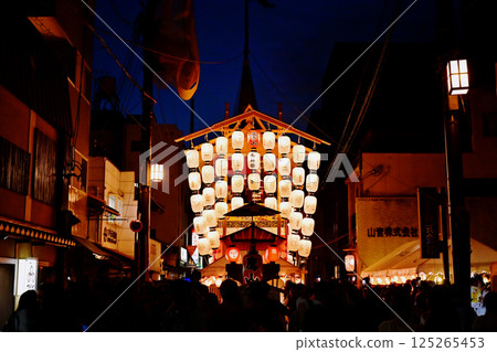 京都祇園祭，京都的夏季祭，日本三大祭之一，祗園祭的夜景，宵山的景色，夜空中閃耀的燈籠 125265453