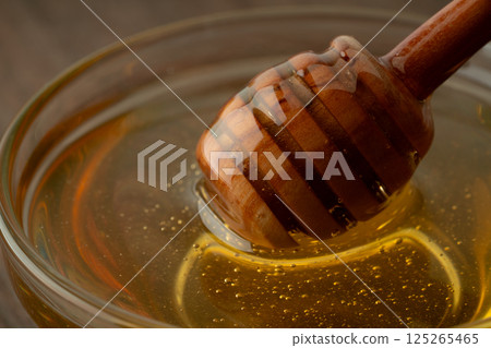 用蜂蜜湯匙舀取蜂蜜的特寫 125265465
