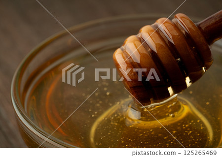用蜂蜜湯匙舀取蜂蜜的特寫 125265469