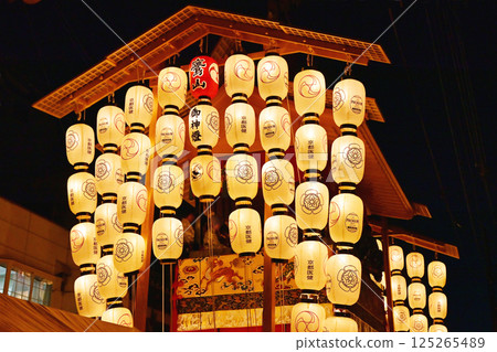 京都祇園祭，京都的夏季祭，日本三大祭之一，祗園祭的夜景，宵山的景色，夜空中閃耀的燈籠 125265489