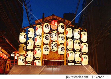 Kyoto Gion Festival, Kyoto's summer festival, one of Japan's three major festivals, night view of the Gion Festival, Yoiyama scenery, lanterns shining in the night sky 125265492