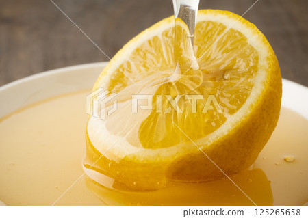 Close-up of lemon drizzled in honey Close-up of lemon drizzled in honey 125265658