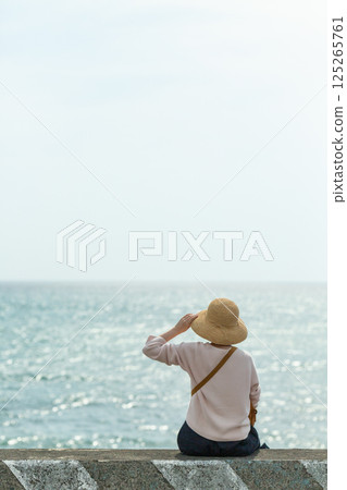 春天在海邊漫步的中年婦女 125265761