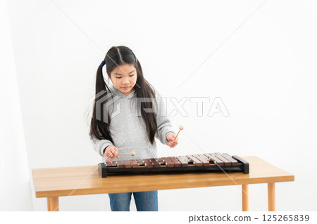 練習木琴的小學生女孩 125265839