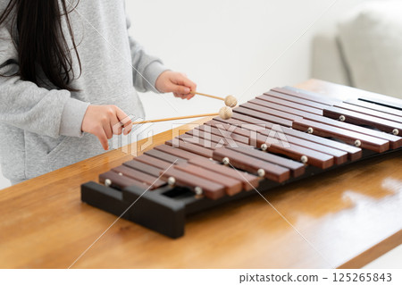 練習木琴的女孩 125265843