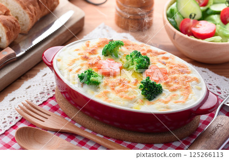 Golden baked gratin 125266113