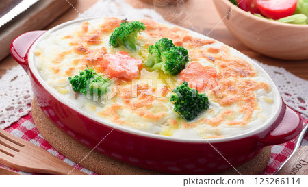 Golden baked gratin 125266114