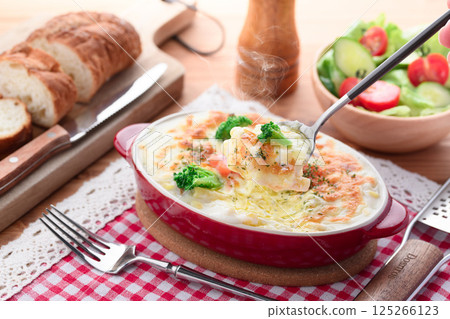 Golden baked gratin 125266123