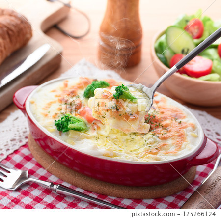 Golden baked gratin 125266124