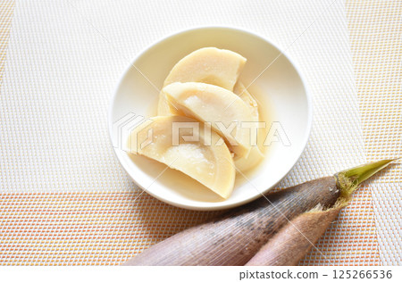 A delicious spring-season dish of boiled bamboo shoots, served with a light Japanese-style stock, making it a classic Japanese dish. 125266536
