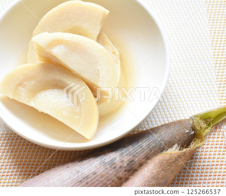 A delicious spring-season dish of boiled bamboo shoots, served with a light Japanese-style stock, making it a classic Japanese dish. A delicious spring-season dish of boiled bamboo shoots, served with a light Japanese-style stock, making it a classic Japanese dish. 125266537