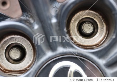 When changing tires, the wheel is fitted onto the bolt on the axle side. 125266603