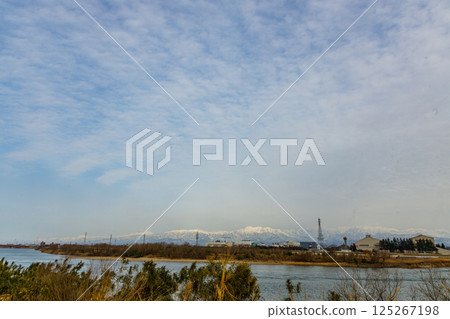The plains of Toyama Prefecture, where the Tateyama mountain range can be seen beautifully The plains of Toyama Prefecture, where the Tateyama mountain range can be seen beautifully 125267198