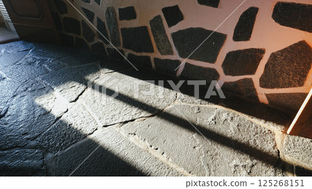 美麗的燈光混凝土地板 125268151